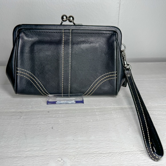 🖤 Coach Black Leather Kisslock Frame Wristlet Clutch - Picture 2 of 7